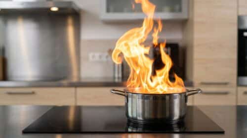 hořící olej v kuchyni je nebezpečný; nikdy nehaste vodou! naučte se jediný správný krok, který vám může zachránit život a bezpečně zvládnout požár.